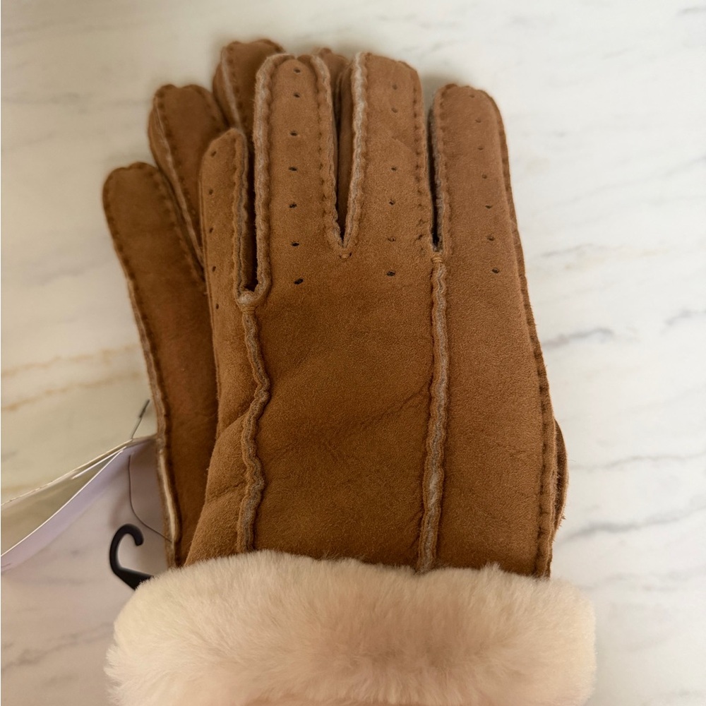 UGG Women’s Tan Leather Shearling Gloves NWT - Picture 2 of 3